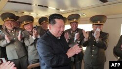 북한은 김정은 국무위워장 지도 하에 신형 전술유도무기를 시험발사했다며 17일 사진을 공개했다.