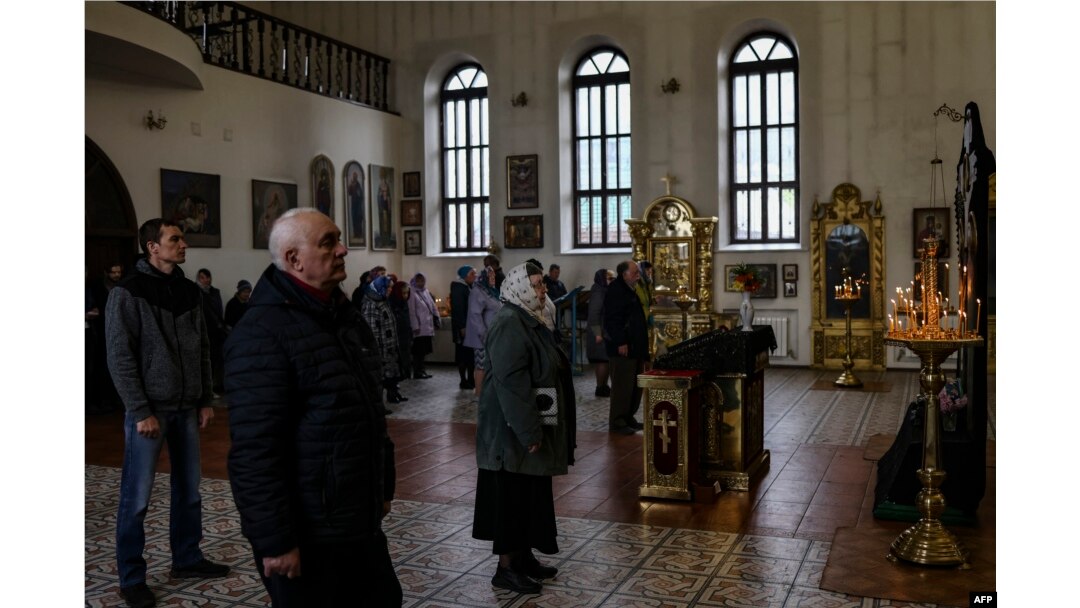 Faithful attend a mass at the Svyato-Pokrovsky church in Kramatorsk, eastern Ukraine, April 17, 2022.