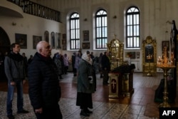 Faithful attend a mass at the Svyato-Pokrovsky church in Kramatorsk, eastern Ukraine, April 17, 2022.