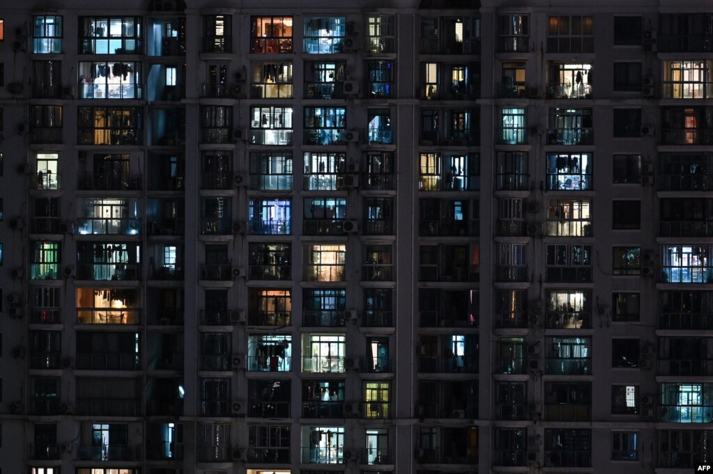 上海封城后静安区的一座居民楼 （2022年4月17日）(photo:VOA)