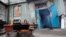 Un residente local cocina comida en un incendio fuera de un edificio dañado durante el conflicto entre Ucrania y Rusia en la ciudad portuaria sureña de Mariuúpol, Ucrania, el 18 de abril de 2022.