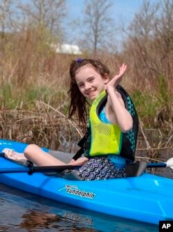 Rio Allred (10), berkayak di musim panas di Elkhart, Indiana, tahun 2020. (Courtesy: Nicole Ball via AP)