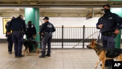 Полицейские патрулируют станцию метро в Нью-Йорке, 12 апреля 2022 г.