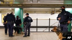 Polis berpatroli di stasiun kereta api bawah tanah di New York, pada 12 April 2022. (Foto: AP/Seth Wenig)