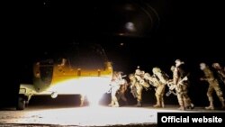 Komando tentara Turki menaiki helikopter sebelum beraksi melawan militan Kurdi di Irak, 17 April 2022 (Foto: Situs Web Kementerian Pertahanan Turki)