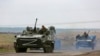 Mjetet e blinduara të ushtrisë ruse duke avancuar në lindje të Ukrainës (18 prill 2022)