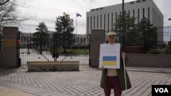 Одиночний пікет Джона О'Доннелла, 68 років, сліпий. Посольство Росії у Вашингтоні. ФОТО: кадр із українського сюжету «Голосу Америки».