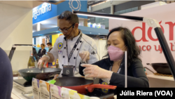 Cocineros preparan platos para degustar en la Feria Alimentaria de Barcelona.