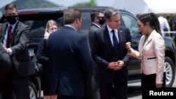 Menteri Luar Negeri AS Antony Blinken berbicara dengan Wakil Menteri Luar Negeri Panama Marta Gordon setibanya di Bandara Pacifico di Panama City, Panama, 19 April 2022. (Brendan Smialowski/Pool via REUTERS)