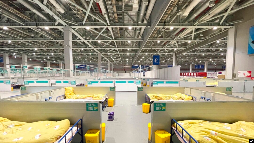 Pemerintah China mengubah gedung Convention Center di Shanghai menjadi pusat perawatan bagi penderita COVID-19 yang masih merebak di Shanghai, Selasa (12/4). 