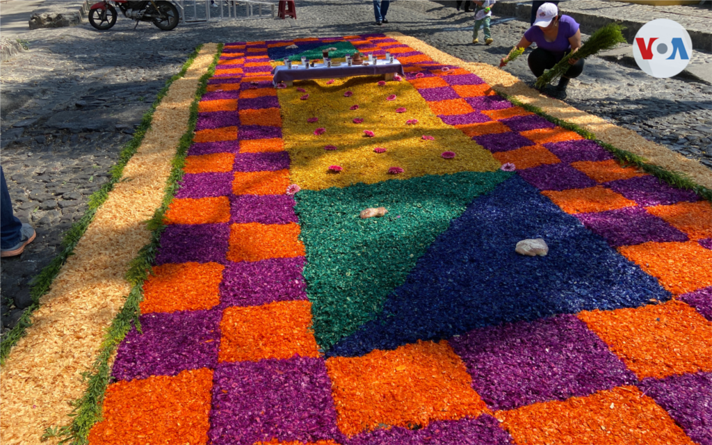 En cada cuadra del recorrido de las procesiones, los vecinos se organizan para realizar las características alfombras de Semana Santa. Además de aserrín, utilizan flores, frutas, pino y viruta.