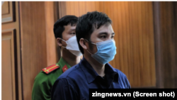 Lê Chí Thành tại phiên tòa xét xử phúc thẩm hôm 13/4 ở TPHCM. Cựu đại úy công an 40 tuổi bị tuyên y án 2 năm tù và trước đó một ngày bị truy tố thêm tội "lợi dụng quyền tự do dân chủ."