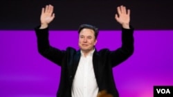 Elon Musk waves to the crowd at a TED conference in Vancouver hours after announcing his takeover attempt of Twitter, April 14, 2022. (TED photo)