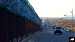 Un vehículo de la Patrulla Fronteriza de EEUU conduce a lo largo del muro fronterizo con México, el 15 de diciembre de 2020, en Douglas, Arizona. 