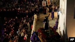Católicos cargan fielmente una estatua de Jesucristo en una carroza religiosa durante una procesión del Jueves Santo en la Basílica Santa María la Antigua en Ciudad de Panamá, el jueves 14 de abril de 2022. (Foto Arnulfo Franco /AP)