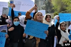 تظاهرات زنان و دختران افغانستانی با مطالبه بازشدن مجدد مدارس دخترانه مقطع متوسطه در برابر وزارت آموزش و پرورش طالبان در کابل. ۲۶ مارس ٢٠٢٢