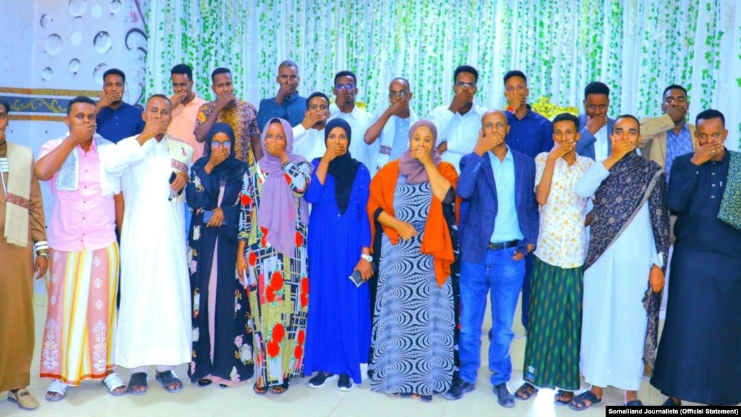 Qaar ka mida saxafiyiinta madaxa-banaan ee ku sugan Hargeisa
