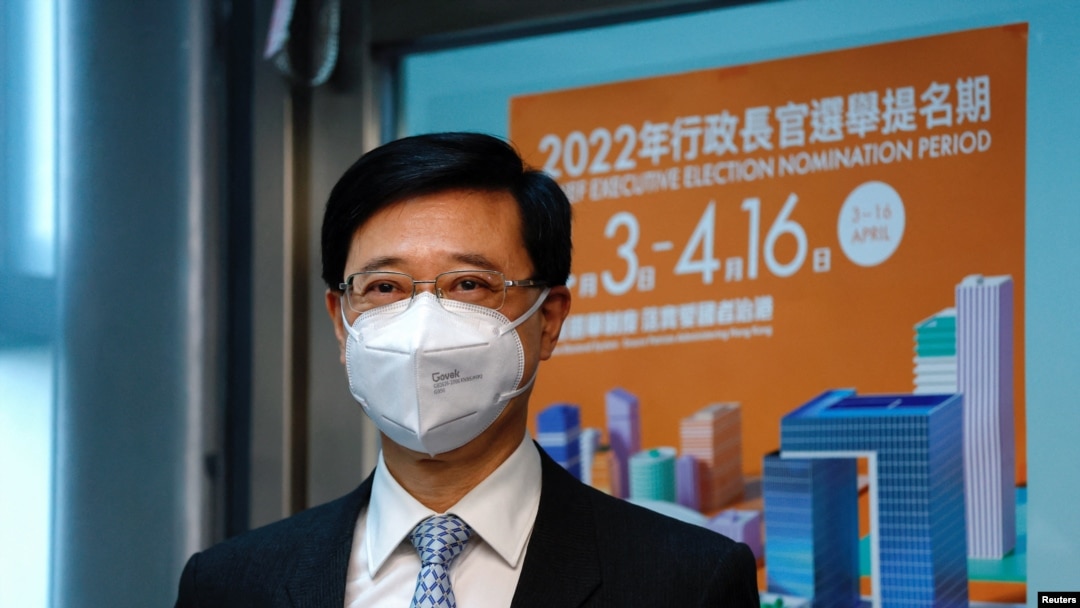 前香港政務司司長李家超2022年4月13日到選舉事務處提交參選特首提名。（路透社照片）