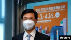 前香港政務司司長李家超2022年4月13日到選舉事務處提交參選特首提名。（路透社照片）