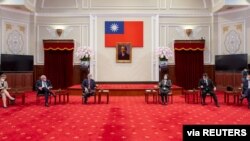 La presidenta de Taiwán, Tsai Ing-wen, asiste a una reunión con el senador de EEUU, Lindsey Graham, Bob Menéndez, presidente del Comité de Relaciones Exteriores del Senado, y otros miembros de la delegación estadounidense en Taipéi, Taiwán, el 15 de abril de 2022 .