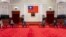 La presidenta de Taiwán, Tsai Ing-wen, asiste a una reunión con el senador de EEUU, Lindsey Graham, Bob Menéndez, presidente del Comité de Relaciones Exteriores del Senado, y otros miembros de la delegación estadounidense en Taipéi, Taiwán, el 15 de abril de 2022 .