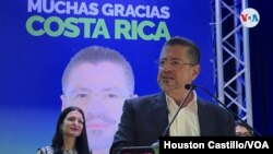 El presidente electo de Costa Rica, Rodrigo Chaves durante un discurso el 3 de abril. Foto Houston Castillo, VOA