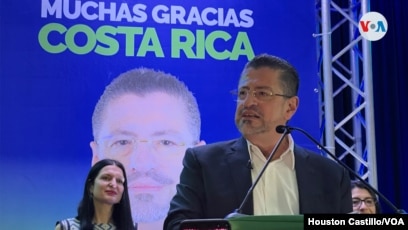 El presidente electo de Costa Rica, Rodrigo Chaves durante un discurso el 3 de abril. Foto Houston Castillo, VOA