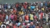 Orang Papua bersama dengan turis menonton Festival Lembah Baliem tahunan ke-27 di distrik Walesi di Wamena. (Foto: AFP/Adek berry)