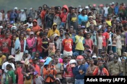 Orang Papua bersama dengan turis menonton Festival Lembah Baliem tahunan ke-27 di distrik Walesi di Wamena. (Foto: AFP/Adek berry)