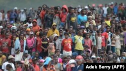 Orang Papua bersama dengan turis menonton Festival Lembah Baliem tahunan ke-27 di distrik Walesi di Wamena. (Foto: AFP/Adek berry)