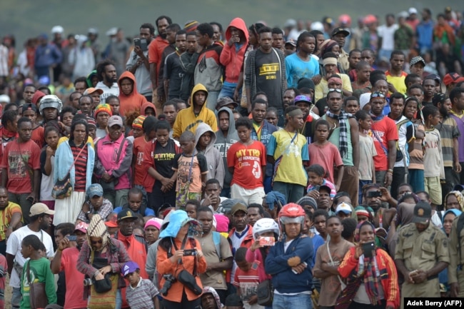 Orang Papua bersama dengan turis menonton Festival Lembah Baliem tahunan ke-27 di distrik Walesi di Wamena. (Foto: AFP/Adek berry)