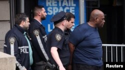 Frank James, tersangka penembakan di stasiun kerta api bawah tanah di Brooklyn, digiring oleh polisi dari kantor kepolisian New York, pada 13 April 2022. (Foto: Reuters/Stephen Yang)