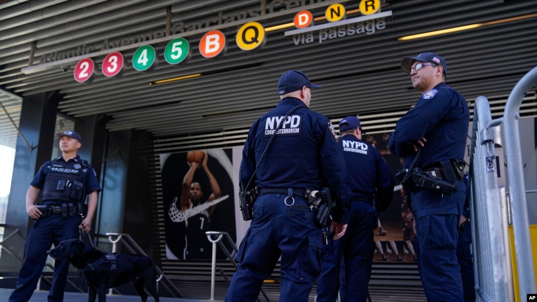 Pripadnici policije Njujorka ispred metro stanice u Bruklinu gde se dogodila pucnjava