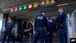 Pripadnici policije Njujorka ispred metro stanice u Bruklinu gde se dogodila pucnjava