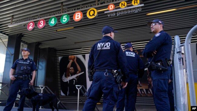 Polisi melakukan patroli di stasiun-stasiun kereta kota New York pasca penembakan di stasiun Brooklyn hari Selasa (12/4).