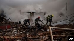 在俄军的攻击摧毁了哈尔科夫烹饪学校的建筑后，消防队员奋力灭火。(2022年4月12日)