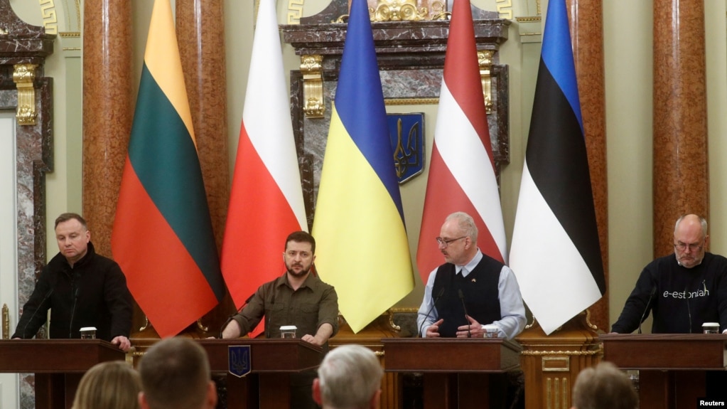 烏克蘭總統澤連斯基在基輔與來訪的波蘭、拉脫維亞、愛沙尼亞和立陶宛三國總統舉行記者會。(2022年4月13日)