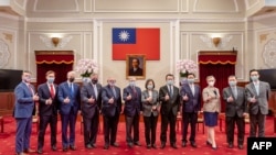 Presiden Tsai Ing-wen (ke-6-kanan) berfoto bersama Senator AS Lindsey Hraham (ke-6-kiri) dan delegasinya di Kantor Kepresidenan di Taipei, Taiwan, 15 April 2022 . (Foto: Kantor Kepresidenan Taiwan / AFP) 