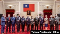台灣總統蔡英文2022年4月15日在台北會晤到訪的美國國會議員代表團。（照片來自台灣總統府網站）