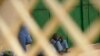 Para tahanan tampak duduk di dalam penjara di Hargeisa, Somaliland, pada 8 Maret 2022. Setidaknya tujuh orang wartawan ditahan ketika meliput bentrokan di dalam penjara di ibu kota Somaliland, Hargeisa, pada 13 April 2022. (Foto: AFP/Simon Maina)