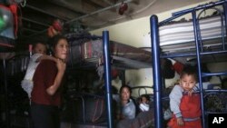 En esta imagen del 29 de marzo de 2022, migrantes descansan en un dormitorio en el albergue del Buen Samaritano, en Ciudad Juárez, México.