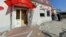 Nhà cửa bị hư hại sau một vụ bắn tên lửa hành trình của Nga vào Kyiv hôm 15/4/2022.