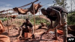 Des mineurs artisanaux cherchent de l'or dans la mine d'or de Luhihi, à 50 km de la ville de Bukavu, chef-lieu de la province du Sud-Kivu dans l'est de la République démocratique du Congo, le 6 novembre 2021. (Photo AFP/Guerchom NDEBO)