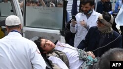 Personal médico en Afganistán atiende a un estudiante herido en un ataque con bombas en una escuela de Kabul el 19 de abril de 2022.