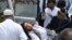 Personal médico en Afganistán atiende a un estudiante herido en un ataque con bombas en una escuela de Kabul el 19 de abril de 2022.