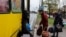 Personas abordan un autobús que sale de Severodonetsk, en la región de Dombás, en el este de Ucrania, el 13 de abril de 2022, cuando las tropas rusas intensificaron una campaña para tomar la ciudad portuaria estratégica de Mariúpol.