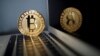 Un bitcoin se ve en una imagen ilustrativa diez en La Mason do Bitcoin en París, Francia, el 23 de junio de 2017.