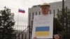 Джон О'Доннелл, 68 років, незрячий, влаштовує одиночні пікети перед посольством РФ у Вашингтоні. ФОТО: кадр із сюжету «Голосу Америки».