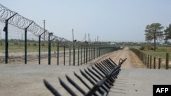 ২০২১ সালের ১৫ অগাস্টে তোলা এই ছবিতে তেরমেজের কাছে উজবেকিস্তান এবং আফগানিস্তানকে পৃথককারী আমু দরিয়া নদীর ওপর “মৈত্রী সেতু” থেকে দুই কিলোমিটার দূরে একটি পুলিশ চেকপয়েন্টের কাছে একটি কাঁটাতারের বেড়া দেখা যাচ্ছে।