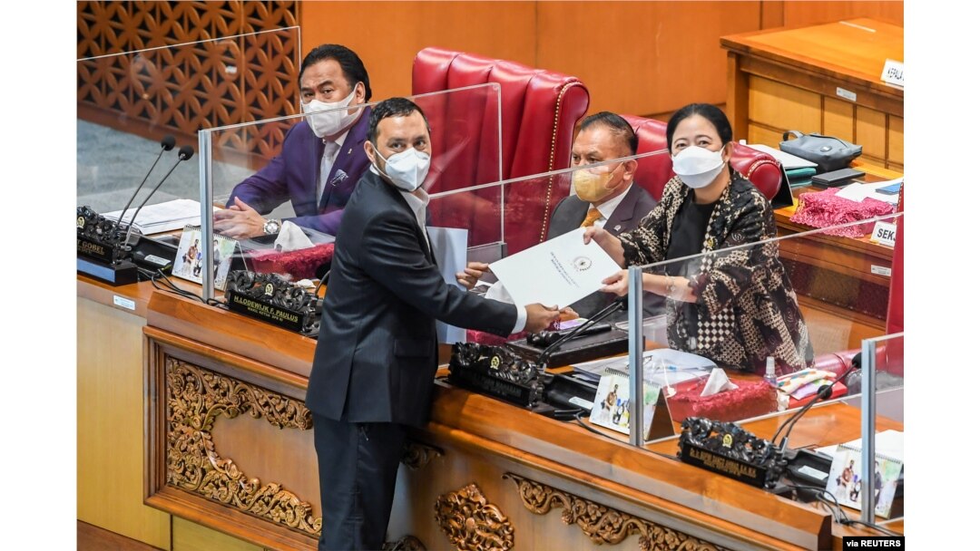 Ketua DPR Puan Maharani menerima laporan dari Willy Aditya, Ketua Panitia Kerja RUU Penanggulangan Kekerasan Seksual (TPKS), setelah disahkan oleh DPR RI, di Jakarta, Indonesia, 12 April 2022. (Antara Foto/ Galih Pradipta/ via REUTERS)